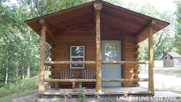 A small, wooden camping cabin in Lake Darling State Park
